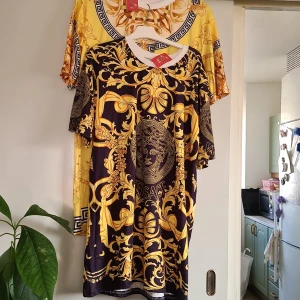 Sommar blusar  - One size strl och är skönt att ha på sig på sommaren pga silk tyg som anpassar för din kroppstemperatur.