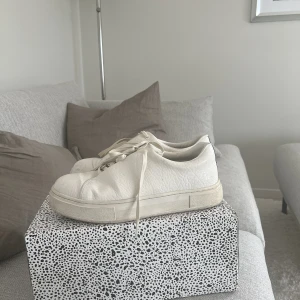 Eytys  - Säljer dessa vita skinn eytys, använda fåtal gånger, fint skick, köpta från Cennino Donna 