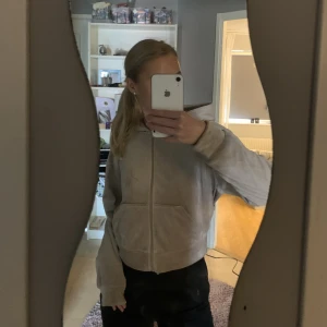 Kofta - Säljer min beiga kofta från H&M för att den aldrig kommer till användning längre. Köpte den för något år sedan men fortfarande i fint skick 💕