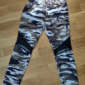 Byxor - Ett par byxor som är genomskinliga vid knäna. Jättebekväma och är perfekt till idrotten.