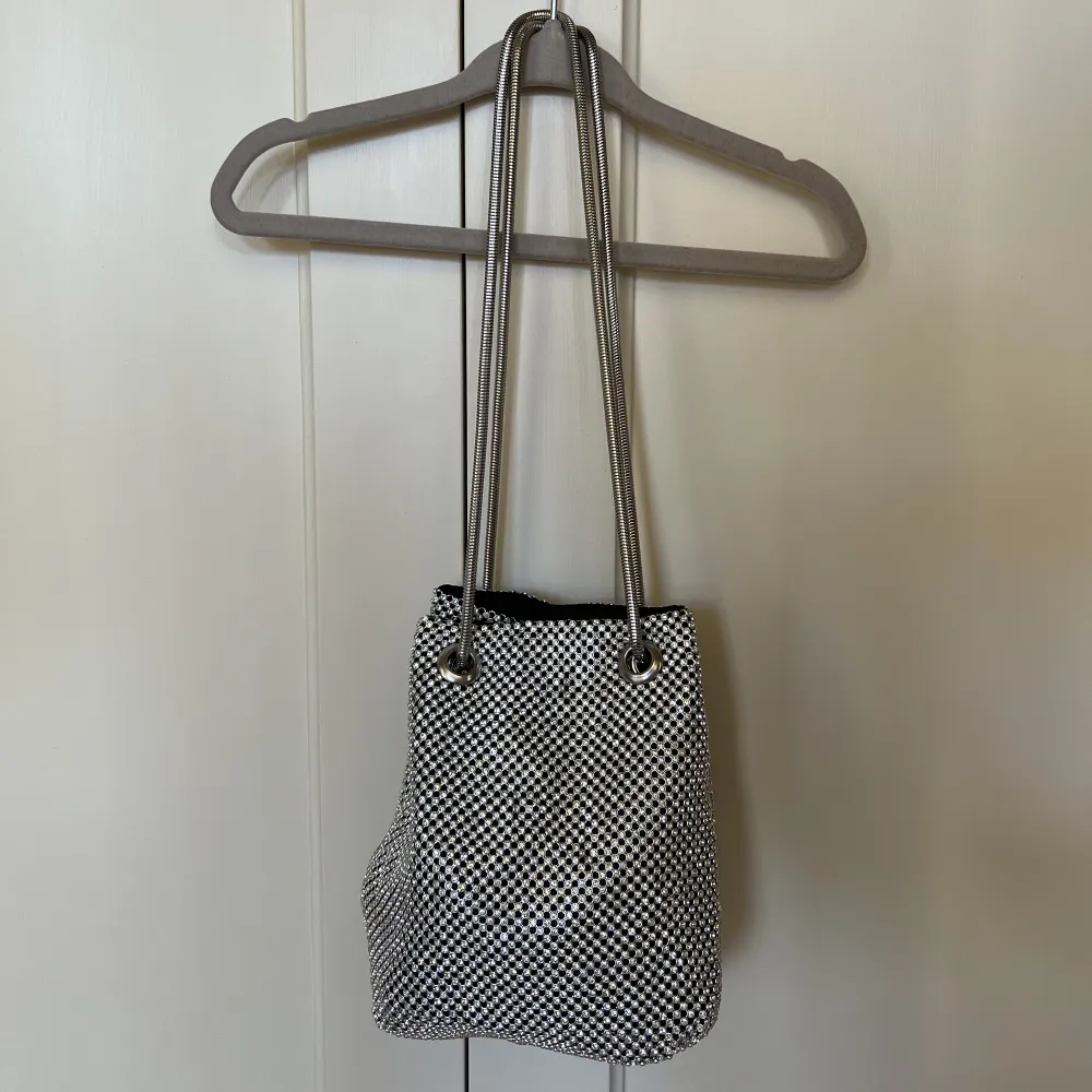 Ny supersnygg glitterväska som man kan ha som både kort och lång då remmen är anpassningsbar! . Väskor.
