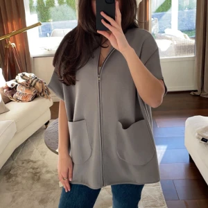 Kofta utan ärmar  - Endast testad, från zara kids stl 13-14 år (sitter som stl S/M)