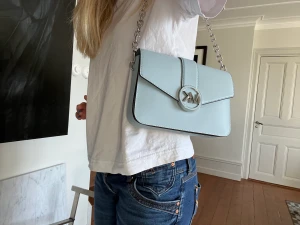 Intressekoll på min fina Michael Kors väska!💙 - Intressekoll på min helt nya superfina Michael Kors väska då jag inte vet om den riktigt är min stil! Den är i en sååå fin ljusblå färg med en likfärgad crossbodystrap plus det superfina kedje axelbandet som är med på bilderna! Het till sommaren!💕⛱️🍉