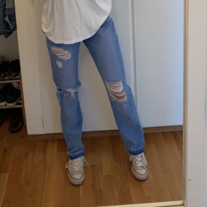Blåa raka jeans med hål - Säljer dessa blåa jeansen i storlek 36 med hål från urban bliss. Jeansen är endast använda ett fåtal gånger och i mycket bra skick.  Nypris 400 