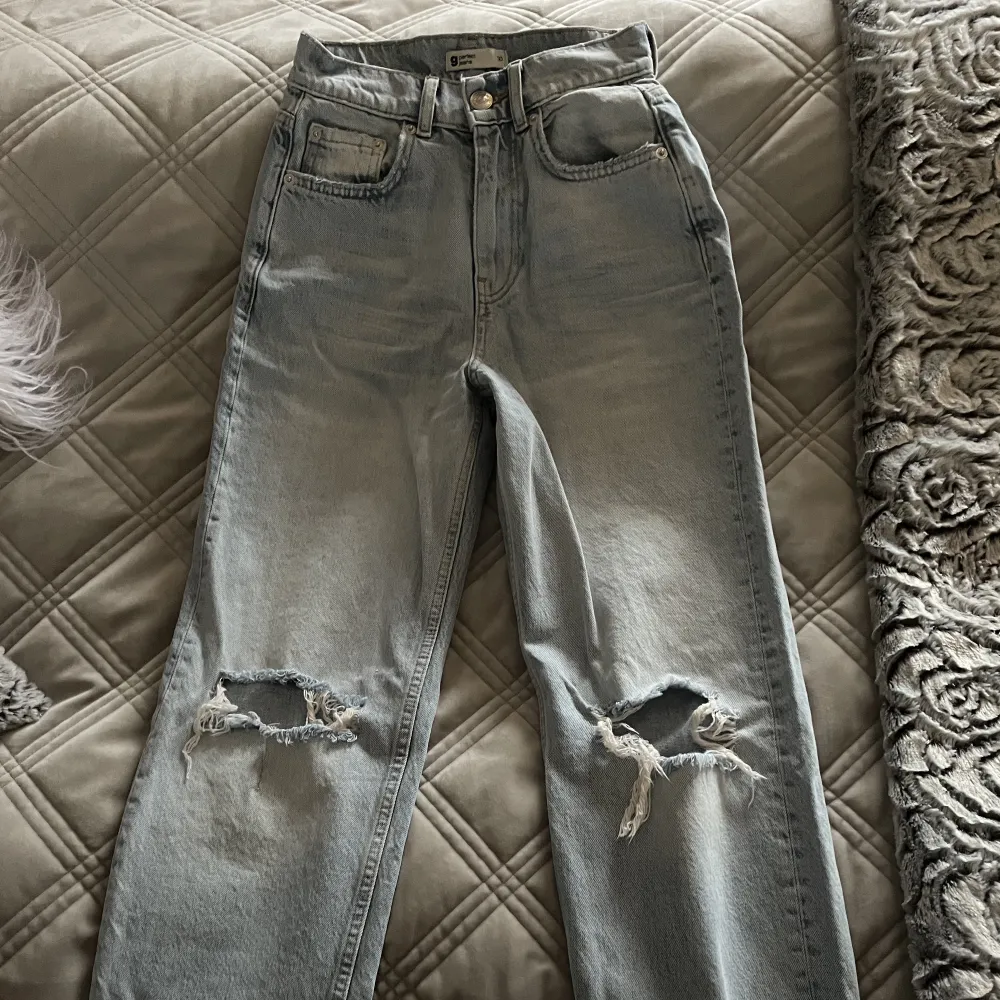 Säljer dessa jeans från gina med hål på knäna. Aldrig användna då de är för små för mig💖. Jeans & Byxor.