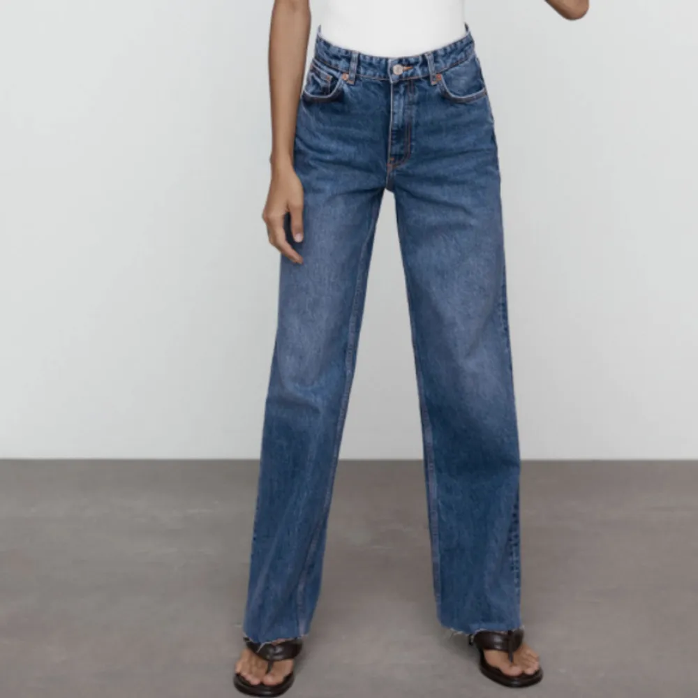 Ett par fina slutsålda jeans från Zara i en lång och rak modell. . Jeans & Byxor.