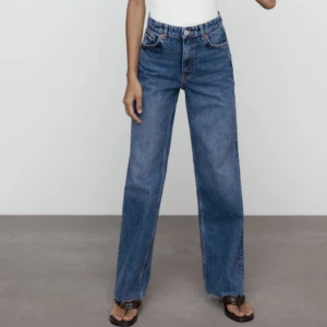Zara jeans  - Ett par fina slutsålda jeans från Zara i en lång och rak modell. 