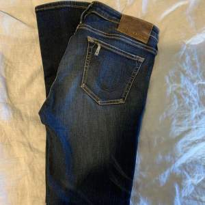 Super fina lågmidjade true religon jeans i bra skick. Tyvärr för korta på mig därför säljs dem💗 