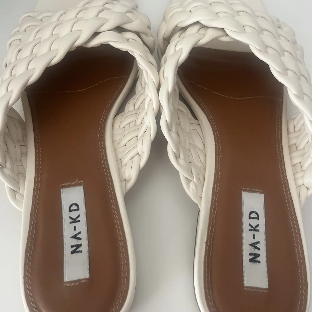 Säljer dessa fina tofflor/sandaler ifrån NAKD. Dem är lite slitna under men annars i superskick❣️( Köparen står för frakten ) . Skor.