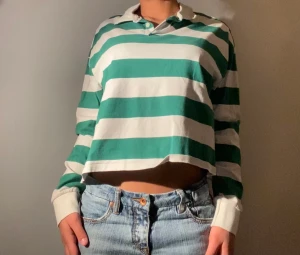 Green striped rugby shirt - Grön och vit randig långärmad croppad polotröja/rugby shirt.  Original pris 280kr. 