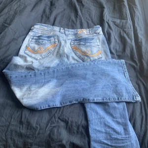 LÅGMIDJADE JEANS - Jätte snygga jeans som sitter perfekt! Jag är 1,66 och dom är liiiiite stora i midjan men med skärp är det prima. Köpte dom på beyond retro i höstas och dom är i väldigt bra skick.  Märket är GRASE JEANS💞