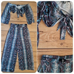 Coolaste set från MISSGUIDED med snakeprint - Nytt och oanvänt, enbart provat och tvättat. Söt crop top med skönaste byxorna, från märket MISSGUIDED. Storlek S i båda plaggen