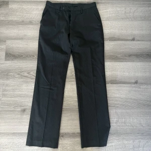 Kostymbyxor  - Svarta kostymbyxor med små ränder, syns ej på bilden. Storlek S. 