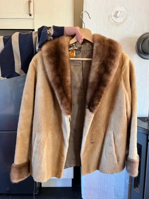 Vintage pälsjacka  - Vintage pälsjacka i mink lite kroppad. Sitter som M  