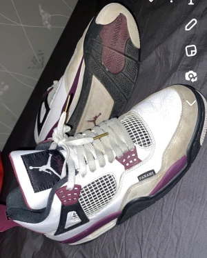 Jordan 4 - Skorna är i bra skick inte mycket andvända vill sälja dom för att jag har fått andra skor dom är storlek 43 fast dom passar storlek 44 och 42 jag vill sälja dom eller byta mot något som är lika värdefullt 