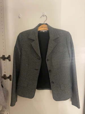 grå kavaj - En grå kavaj som är använd ett fåtal gånger. 