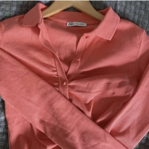 Korallfärgad blus  - Jättefin topp från zara i nyskick🙌🏼