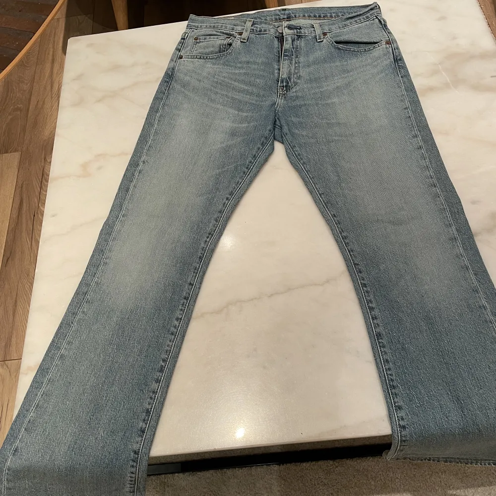 Levis jeans straight leg helt i nyskick. Använda 2 ggr. Strl W32 L30. Sitter som Levis 501.. Jeans & Byxor.