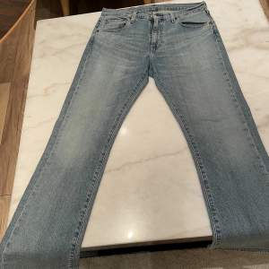 Levis jeans straight leg helt i nyskick. Använda 2 ggr. Strl W32 L30. Sitter som Levis 501.
