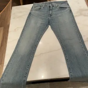 Levis jeans straight leg helt i nyskick. Använda 2 ggr. Strl W32 L30. Sitter som Levis 501.