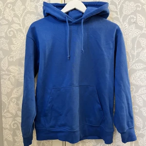 Hoodie - Säljer min hoodie från zalando som knappt är använd, väldigt bra skick 👍🏼