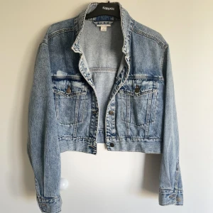 Jeansjacka - Jeansjacka från monki! Köpte för några år sedan men har bara använt den en gång bara att fråga för fler bilder!:)