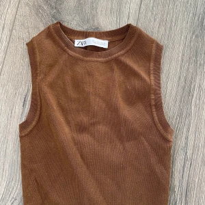 Stickat linne - Brunt stickat linne från Zara. Aldrig använt pga att det va för litet. Storlek S men skulle passa en XS 