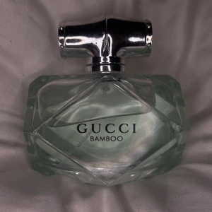 GUCCI parfym.  - Oanvänd parfym ifrån gucci.  Denna blåa parfym finns ej att köpa mer!  BAMBOO 100ml.  Made in UK.  Nypris ligger ca runt 1400;-kr  💙 