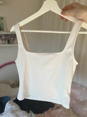 Topp - Vitt linne från Bikbok 🤍