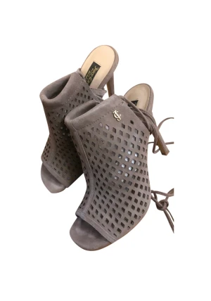 Juicy couture sandaletter - Super snygga sandaletter från juicy couture i suede material. Sköna med band som man knyter runt vristen / vaden. Grå beige färg, Taupe.