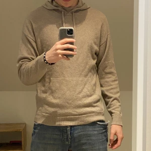 Massimo Dutti kashmirhoodie - Kashmirtröja från Massimo Dutti i bra skick och enbart handtvättad ett fåtal gånger. Superskön och passar till det mesta. Inköpt för 1600. Vill att mötas upp i Stockholm.