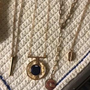 Guld halsband - Svart/guld 50kr 78cm  Guld 50kr 66cm  Snäcka (lite missfärgad kedja)   15 kr 60cm  Guld kedja med liten Sten-50kr 50cm Kolla in min sida för mer smycken/ kläder m.m✨😇  