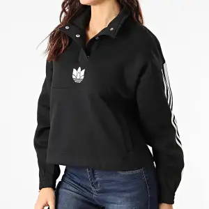 ADICOLOR 3D TREFOIL FLEECE HALF-ZIP SWEATSHIRT Klassisk svart/vit adidas-tröja.  Storlek M. Använd ett par gånger och är därför nästan som ny. Ord.pris. 549kr (Första bilden är lånad)