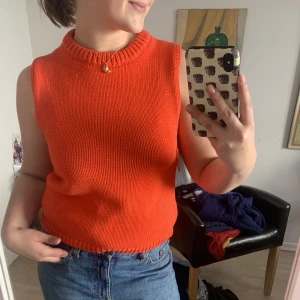 Stickat linne från zara - Orange/rött stickat linne från zara som använts en gång, men som jag klumpigt nog fick ut en maska på🫣 går att styla på många olika sätt🧡