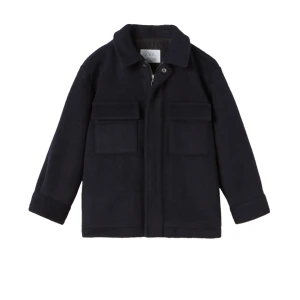 Zara kappa - Säljer denna mörkblå zara jackan/kappan som är från barnavdelningen men skulle säga att den sitter som en vanlig S/M, använd förra vintern, vid frågor hör av er💖💖