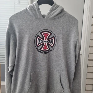 Independent Hoodie - Riktigt schysst hoodie, urtagna snören runt huvan då de var konstiga, rätt rare mönster med just dendär, finns inte så många just nu som jag sett.