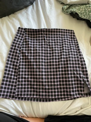 KJOL - Jättegullig kjol,aldrig andvänd 