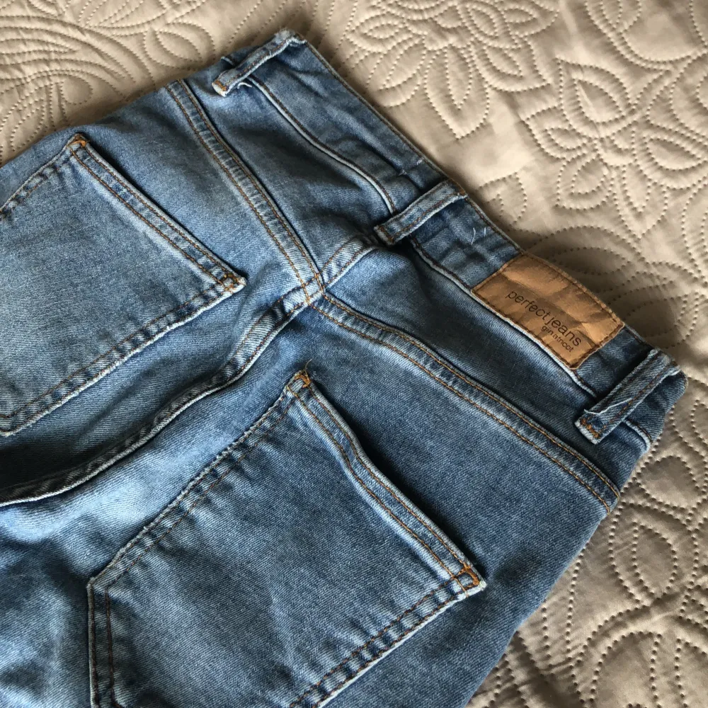 Fina bootcut jeans i färgen ljusblå, jeansen har inga fläckar och är i bra skick. . Jeans & Byxor.