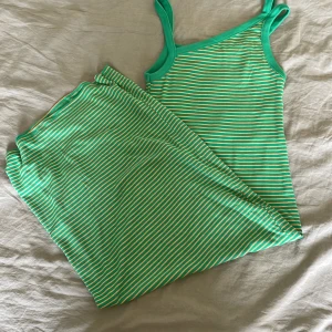 Klänning - Jätte fin Orange och grön randig klänning, som är lång. Inte använd   Köp varan via köp nu! 