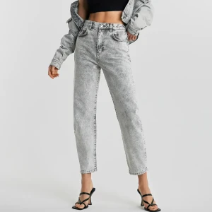 Relaxed mom jeans ginatricot - Säljer ”relaxed mom jeans” från ginatricot i storlek 40. Använda fåtal gånger så de är i jättefint skick. Fler bilder kan skickas vid intresse. 