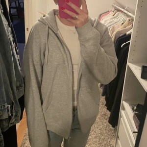 Zip-hoodie - Hej! Säljer nu min sköna zip-hoodie från Cubus. Den är i mycket fint skick. Den är i storlek L men sitter bra lite oversized på mig som vanligtvis bär S. Hör av er om ni har några frågor🥰