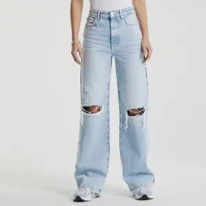 Jeans från GinaTricot i storlek 40. De är vida och blåa. Bara testade, ej använda, prislappen är kvar :).