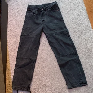 Gråa jeans - Gråa jeans-galaxy från Weekday. Ganska trashade där nere men rätt så chill ändå 