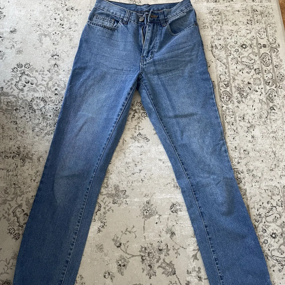Blåa jeans med slits från Asos strl S. Men skulle säga att de sitter mer som XS/S. Använda fåtal gånger💖. Jeans & Byxor.