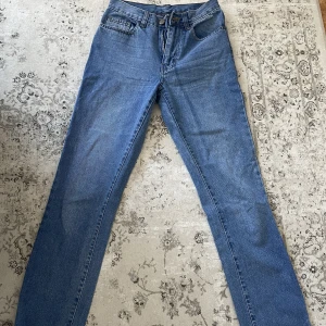 Blåa jeans med slits  - Blåa jeans med slits från Asos strl S. Men skulle säga att de sitter mer som XS/S. Använda fåtal gånger💖