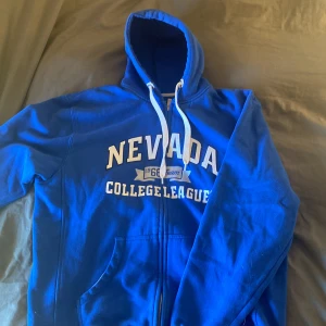 Blå hoodie med dragkedja - Jag säljer nu min fina fina hoodie med dragkedja från Roddick. Jag köpte den second hand och den är i ok/fint skick. Passar till nästan allting! Storlek står inte men skulle gissa L. Köpte den för 200 och säljer den för 160🩷