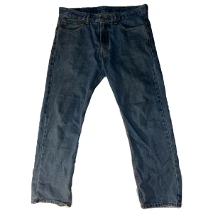 Levi's 505 Regular Fit Jeans - Inga uppenbara tecken på slitage. Tyget har blivit lite tunnare och blekare från tvättning och användning. Tappat sin färg lite grann men inga fläckar.
