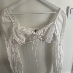 Topp - Super fin topp som tyvärr är lite stor för mig.  Köparen står för frakt💕