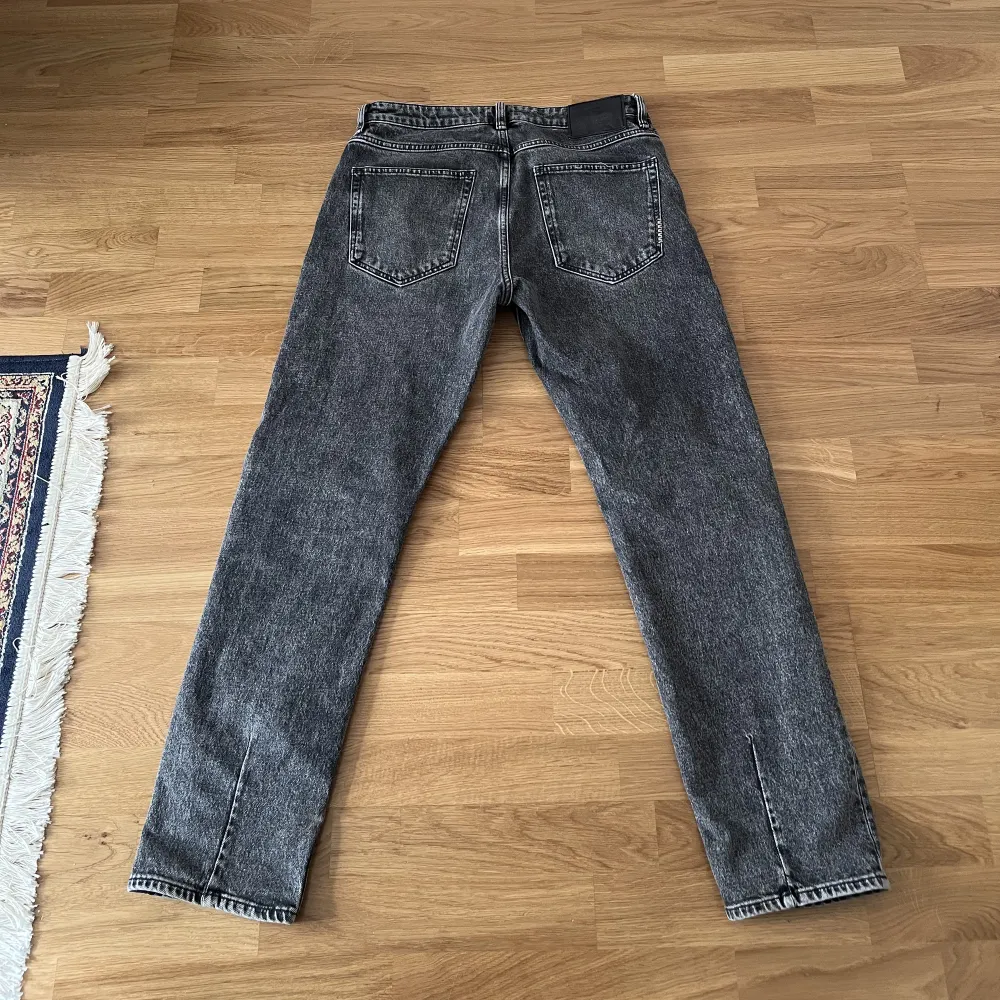 Säljer mina skit snygga Nuew jeans som knappt är använda!  Färgen är grå med vissa svarta detaljer. Modellen heter ray straight och är då ett par raka jeans. Storleken är 31 i midja och 30 i längden  Det är bara att höra av dig angående frågor/bilder 🥂. Jeans & Byxor.