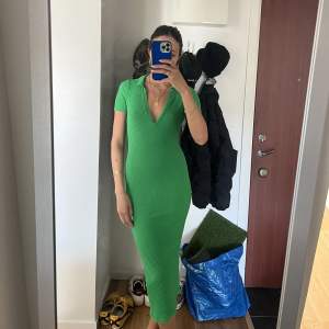 Grön klänning från zara. Den är ”Midi” på mig som e 176. Supersnygg till sommaren 